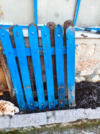 Puertas de madera azules rústicas