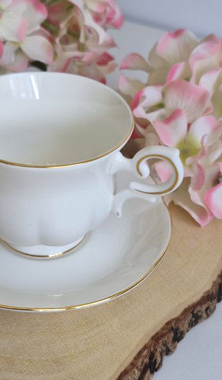 Taza y platillo porcelana inglesa dorada