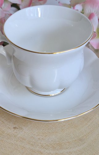 Taza y platillo porcelana inglesa dorada