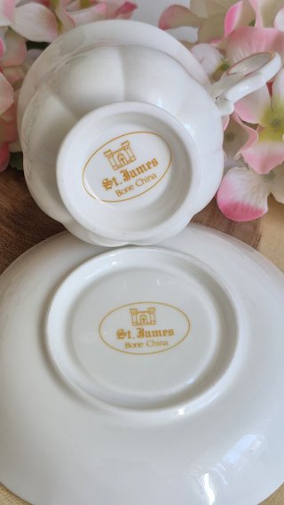 Taza y platillo porcelana inglesa dorada