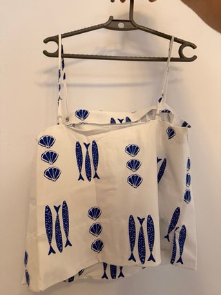 Top estampado con botones azul y blanco