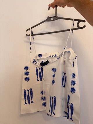 Top estampado con botones azul y blanco