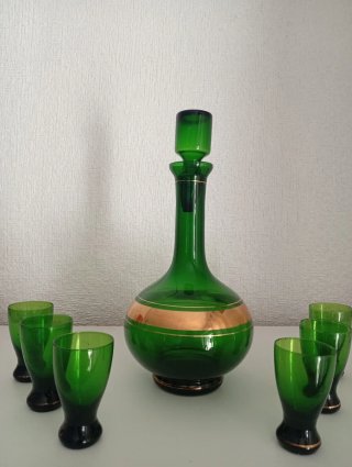 Licorera vintage con 6 vasos verdes