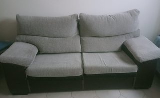 Sofá gris de tela y piel