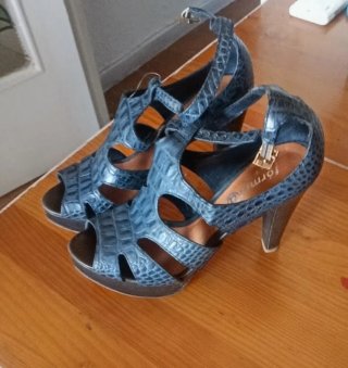 Zapatos de tacón azul con detalle dorado
