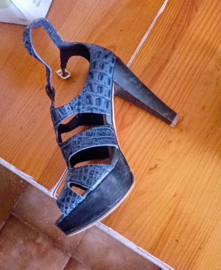 Zapatos de tacón azul con detalle dorado