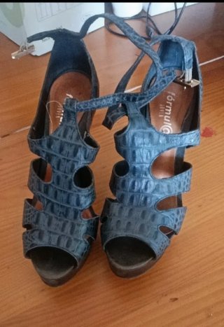 Zapatos de tacón azul con detalle dorado