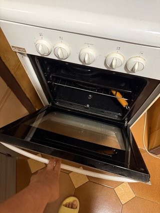 Cocina de gas blanca con horno
