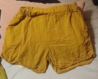 Pantalones cortos amarillos