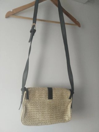 Bolso de rafia beige y negro