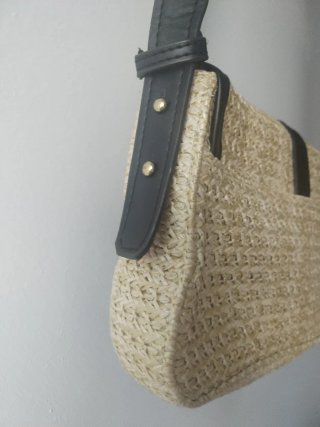 Bolso de rafia beige y negro