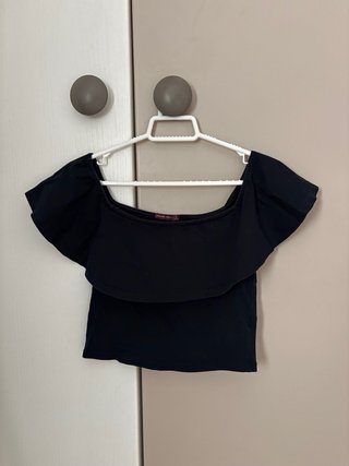 Blusa negra escotada