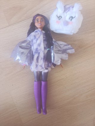 Barbie con ali e stivali viola