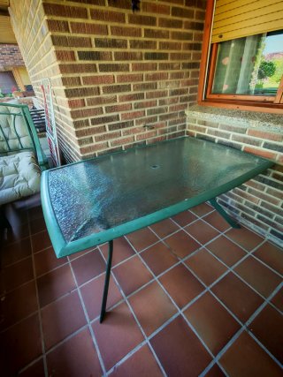 Mesa y 4 sillones de jardín