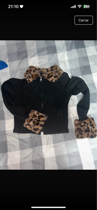 Chaqueta Larga Negra con Estampado Animal