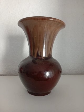 Jarrón de cerámica marrón