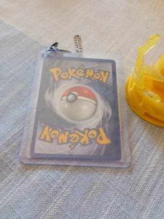 Pikachu figure + carta Pokémon