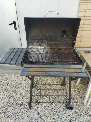 Barbacoa con mesas laterales