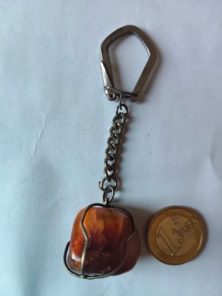 Llavero antiguo piedra ámbar y metal