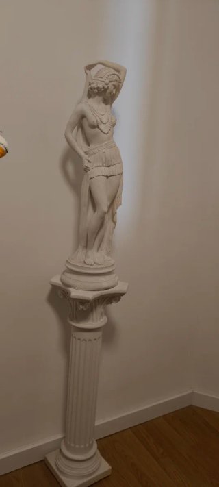 Columna y estatua de escayola
