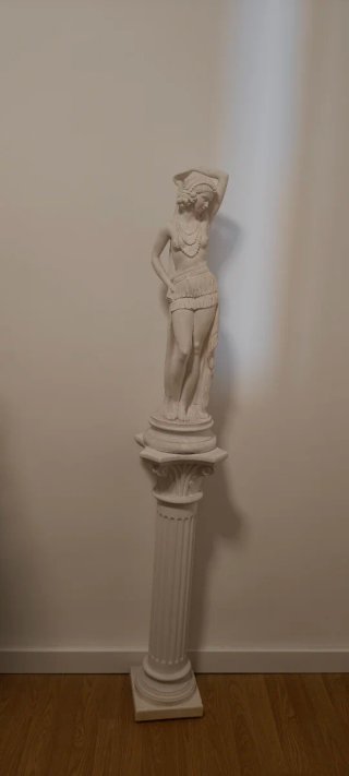 Columna y estatua de escayola
