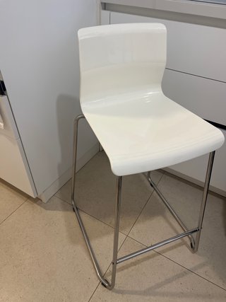 Silla alta cocina blanca y plateada