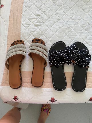 Sandalias con pedrería y lazo. Dos pared por 10€