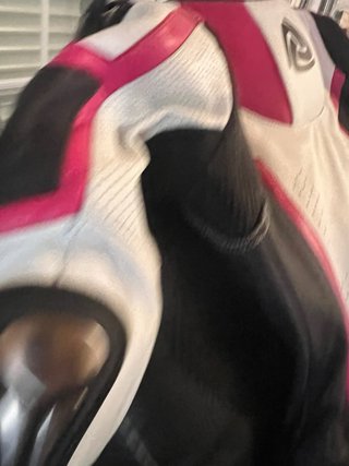 Mono de cuero Mtech rosa y blanco