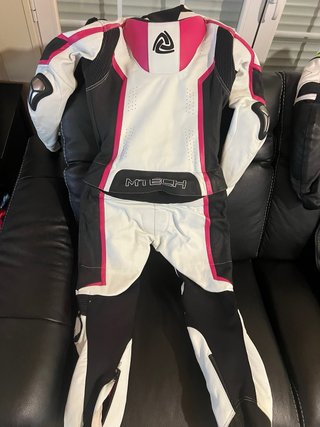 Mono de cuero Mtech rosa y blanco