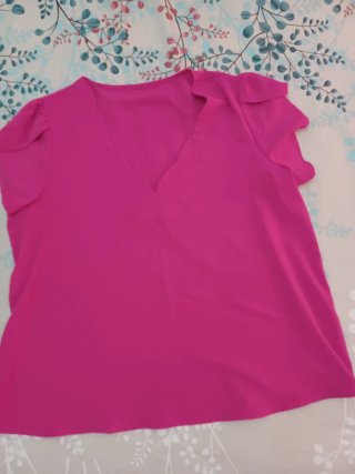 Blusa roja sin mangas con volantes
