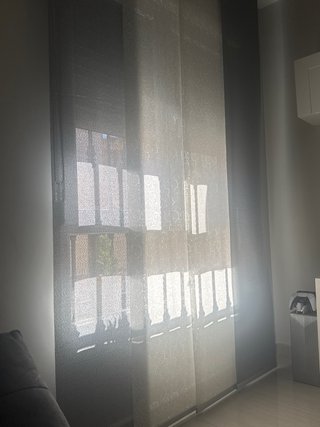 Cortinas de panel gris  y blancas haciendo dibujo