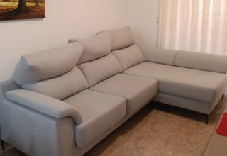 Divano chaise longue beige con sedute scorrevoli
