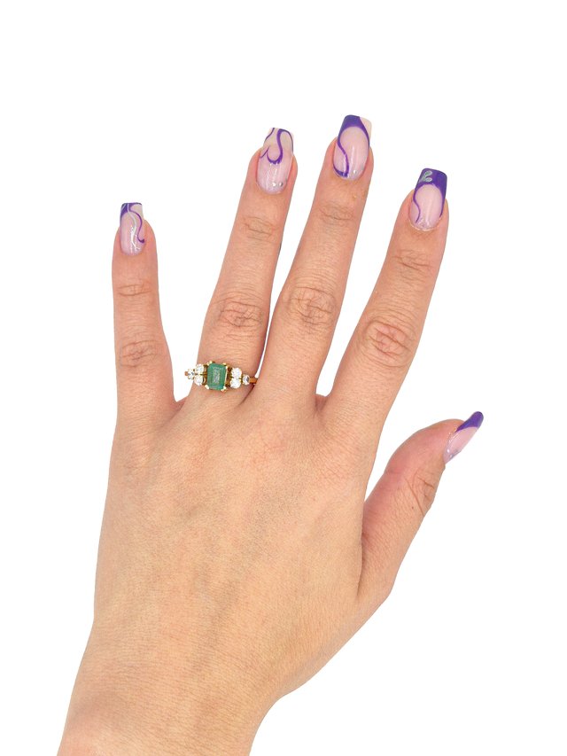 048-01-00238 Anillo Oro,con Esmeralda y Diamantes