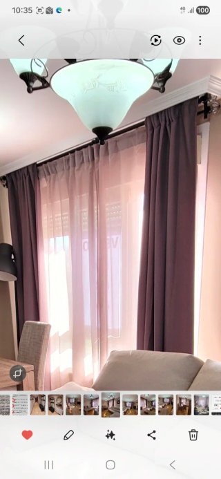 Juego de cortinas dobles moradas y transparentes.