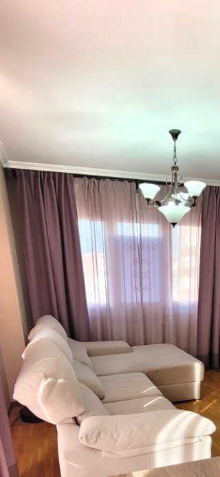 Juego de cortinas dobles moradas y transparentes.