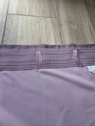 Juego de cortinas dobles moradas y transparentes.