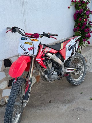 Honda CRF 250 R Motocross Roja y Blanca