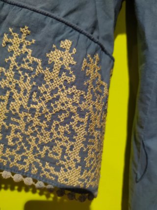 Vestido azul bordado