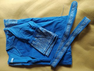 Vestido azul bordado