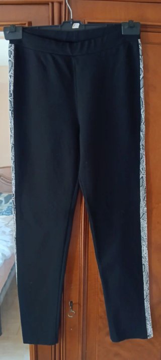 Pantalón negro con detalle serpiente T.36