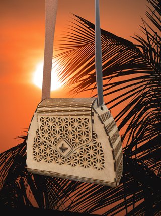 Bolso de madera artesanal con diseño geométrico