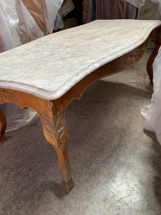 Mesa antigua de mármol y madera