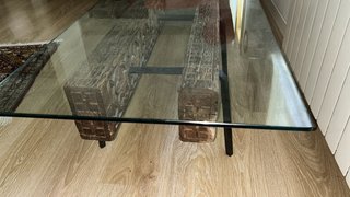 Tavolo da salotto in rovere rustico e vetro