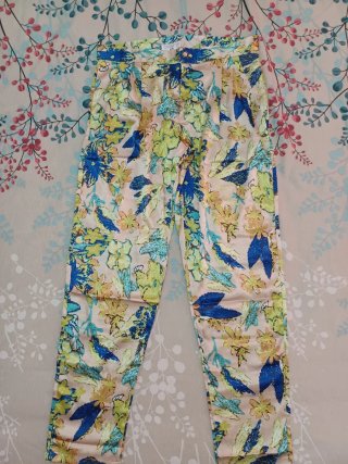 Pantalón fino estampado floral