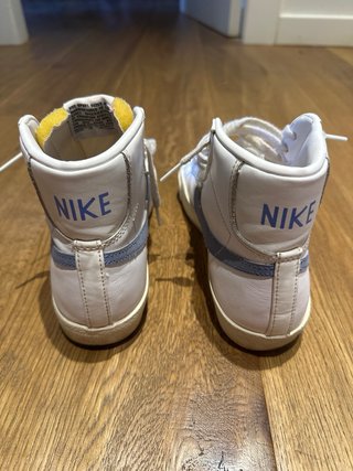 Zapatillas Nike Beige y Blancas