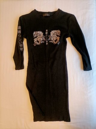 Vestido Bershka negro dragones manga larga