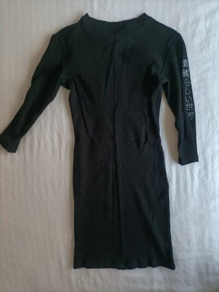 Vestido Bershka negro dragones manga larga