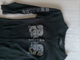 Vestido Bershka negro dragones manga larga