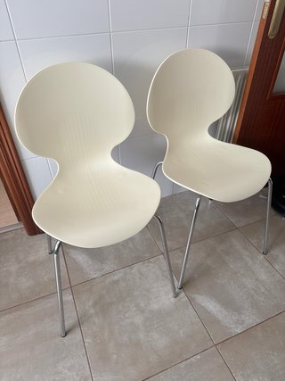 Juego de 2 sillas beige y plateadas
