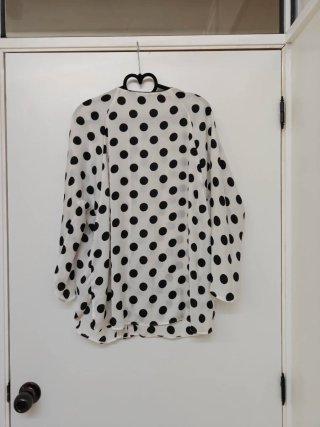 Blusa/chaqueta lunares Zara.